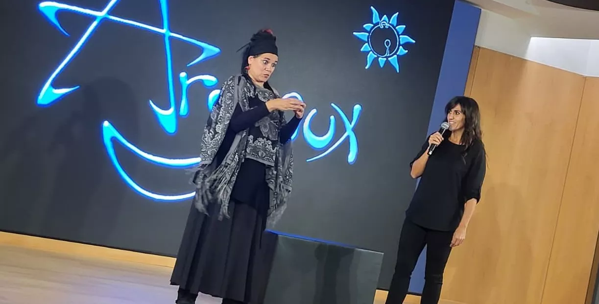 Celebración del 25 aniversario de Asza, con la actuación de Raquel, directora de Arymux. Foto Mercedes Manterola