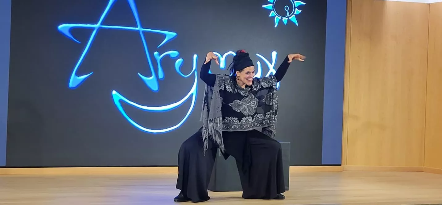 Celebración del 25 aniversario de Asza, con la actuación de Raquel, directora de Arymux. Foto Mercedes Manterola