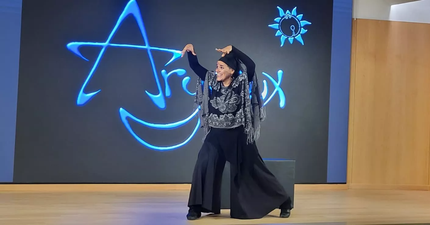 Celebración del 25 aniversario de Asza, con la actuación de Raquel, directora de Arymux. Foto Mercedes Manterola