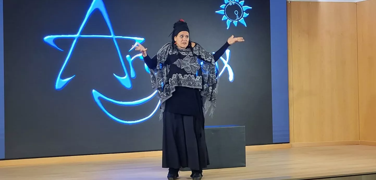 Celebración del 25 aniversario de Asza, con la actuación de Raquel, directora de Arymux. Foto Mercedes Manterola