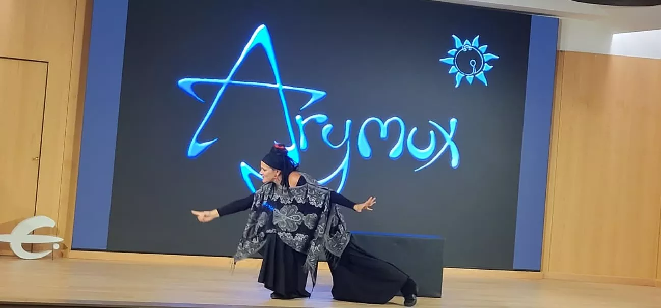 Celebración del 25 aniversario de Asza, con la actuación de Raquel, directora de Arymux. Foto Mercedes Manterola