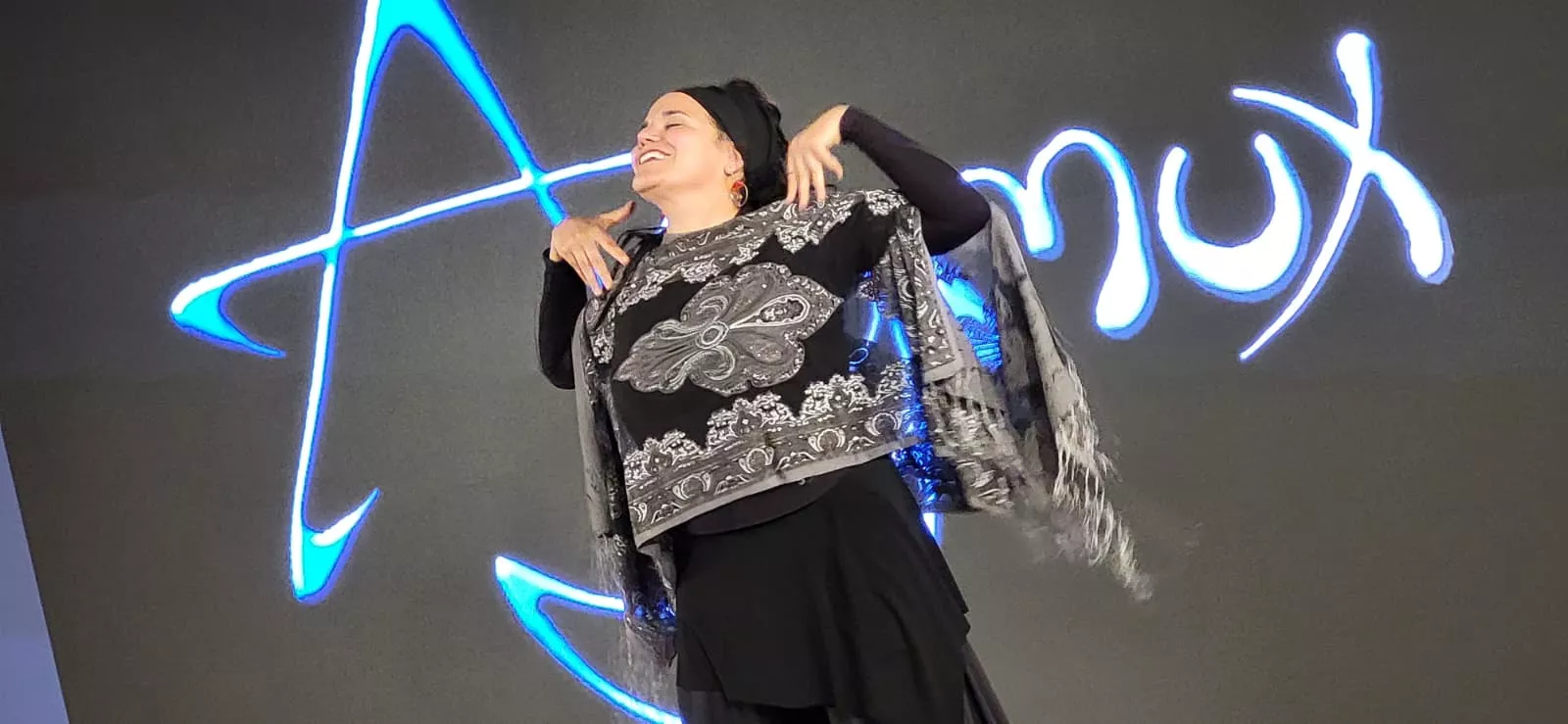 Celebración del 25 aniversario de Asza, con la actuación de Raquel, directora de Arymux. Foto Mercedes Manterola