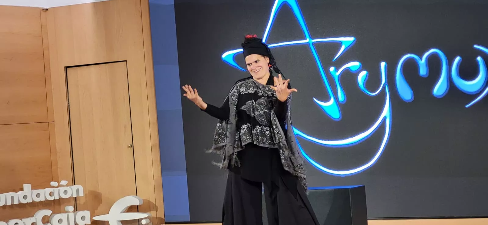 Celebración del 25 aniversario de Asza, con la actuación de Raquel, directora de Arymux. Foto Mercedes Manterola