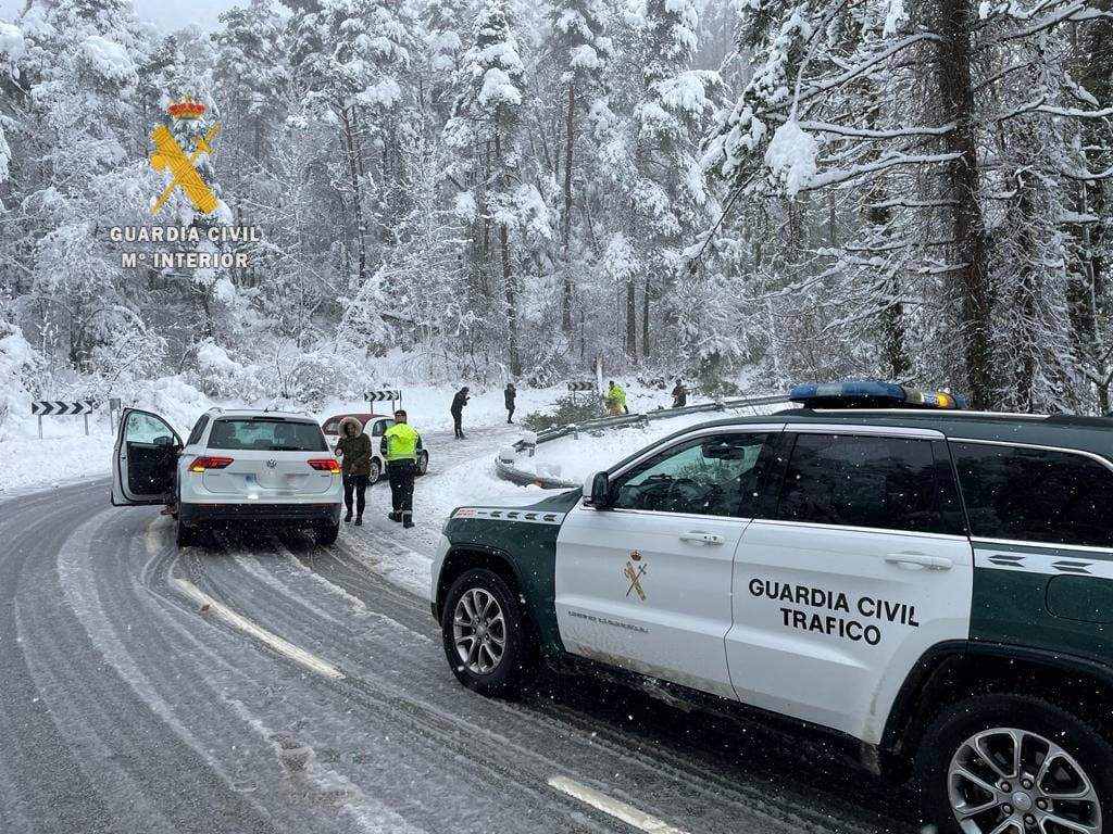 Una de las atenciones de la Guardia Civil durante las nevadas de los últimos días en Huesca
