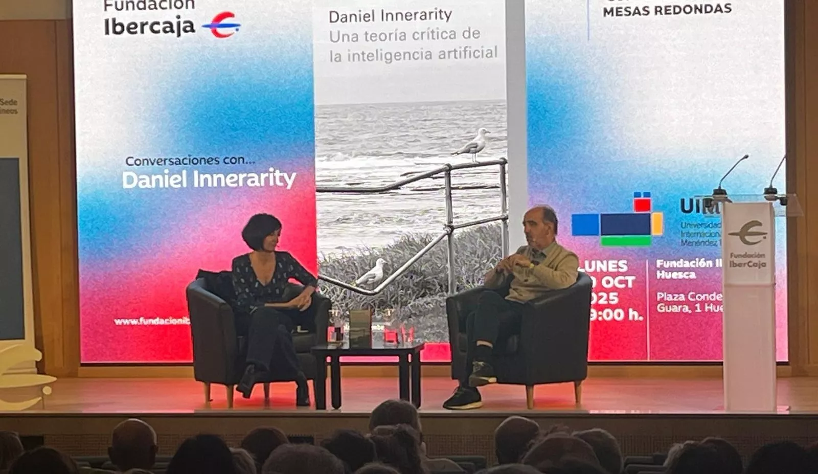 Daniel Innerarity durante al presentación de su libro 'Una teoría crítica de la inteligencia artificial' en una conversación con Carmen Lumbierres. Foto Mercedes Manterola