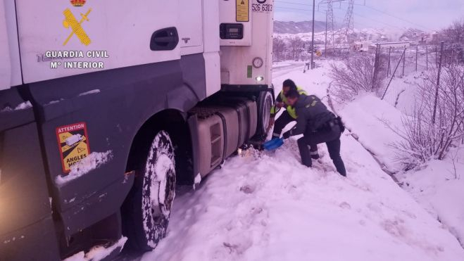La Guardia Civil ayuda a sacar un camión atascado en la nieve. La Guardia Civil ayuda a sacar un camión atascado en la nieve.