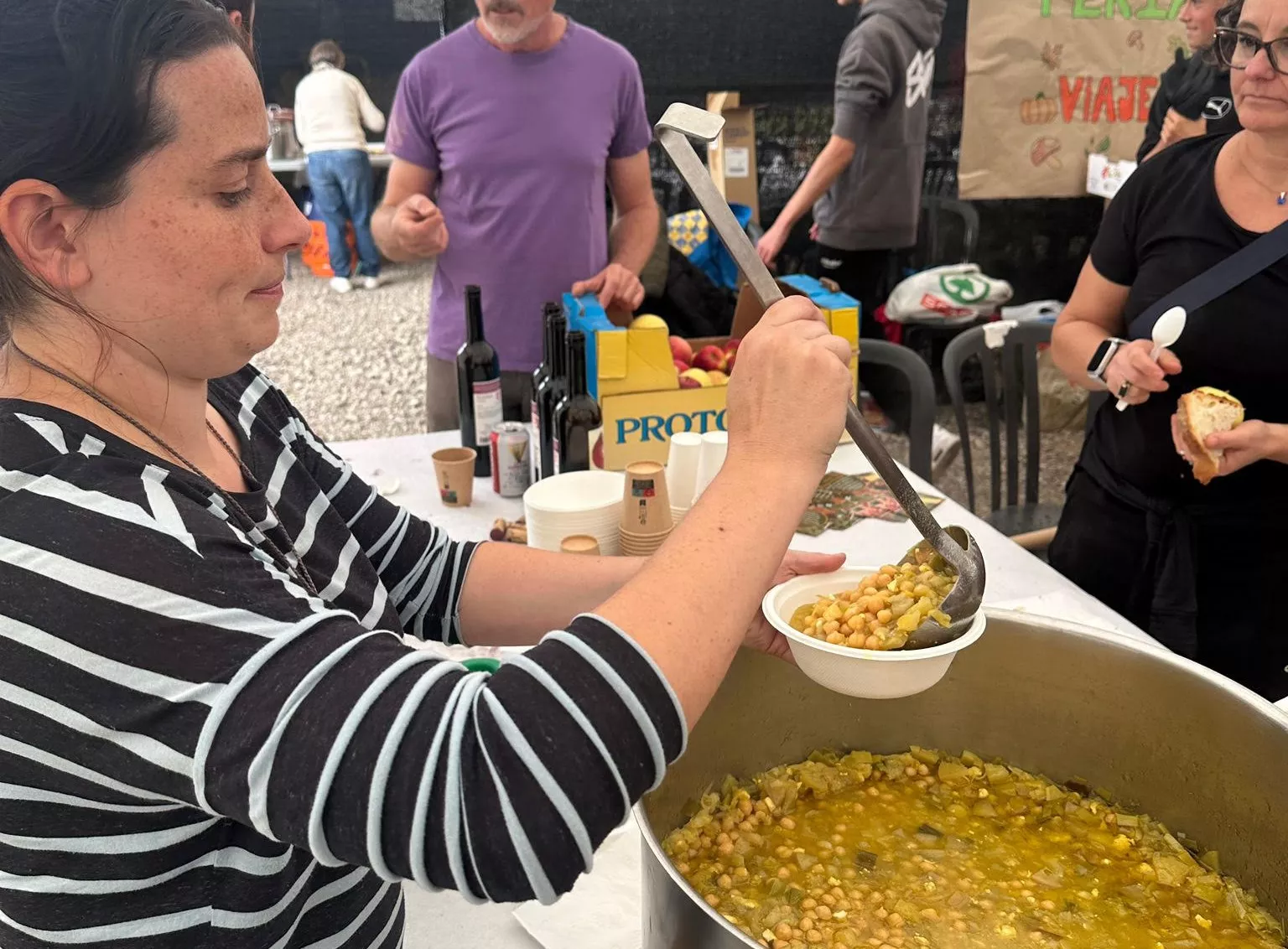 Sirviendo garbanzos a mediodía para los asistentes a Follarasca.