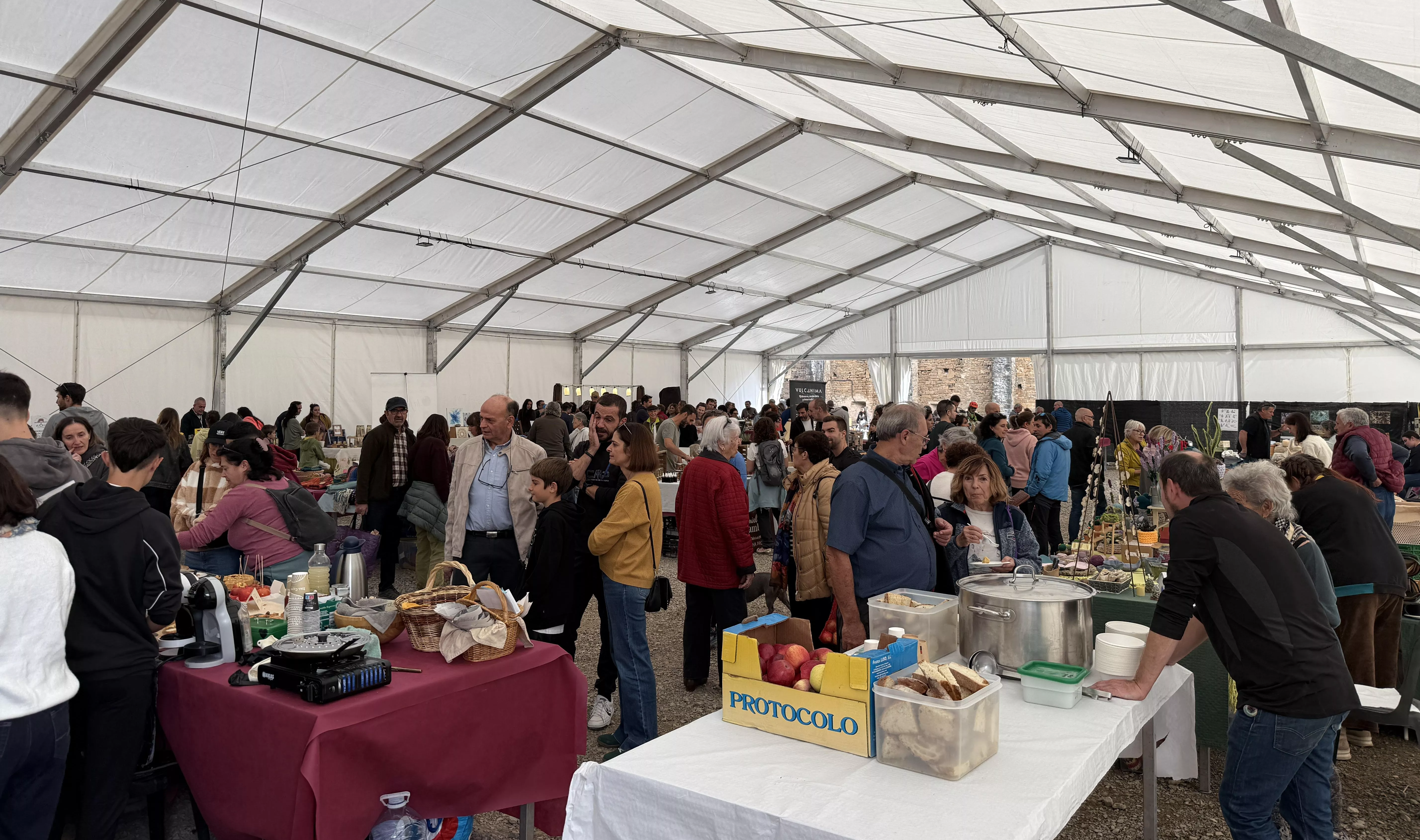 Ambiente de feria en la carpa en Aínsa.