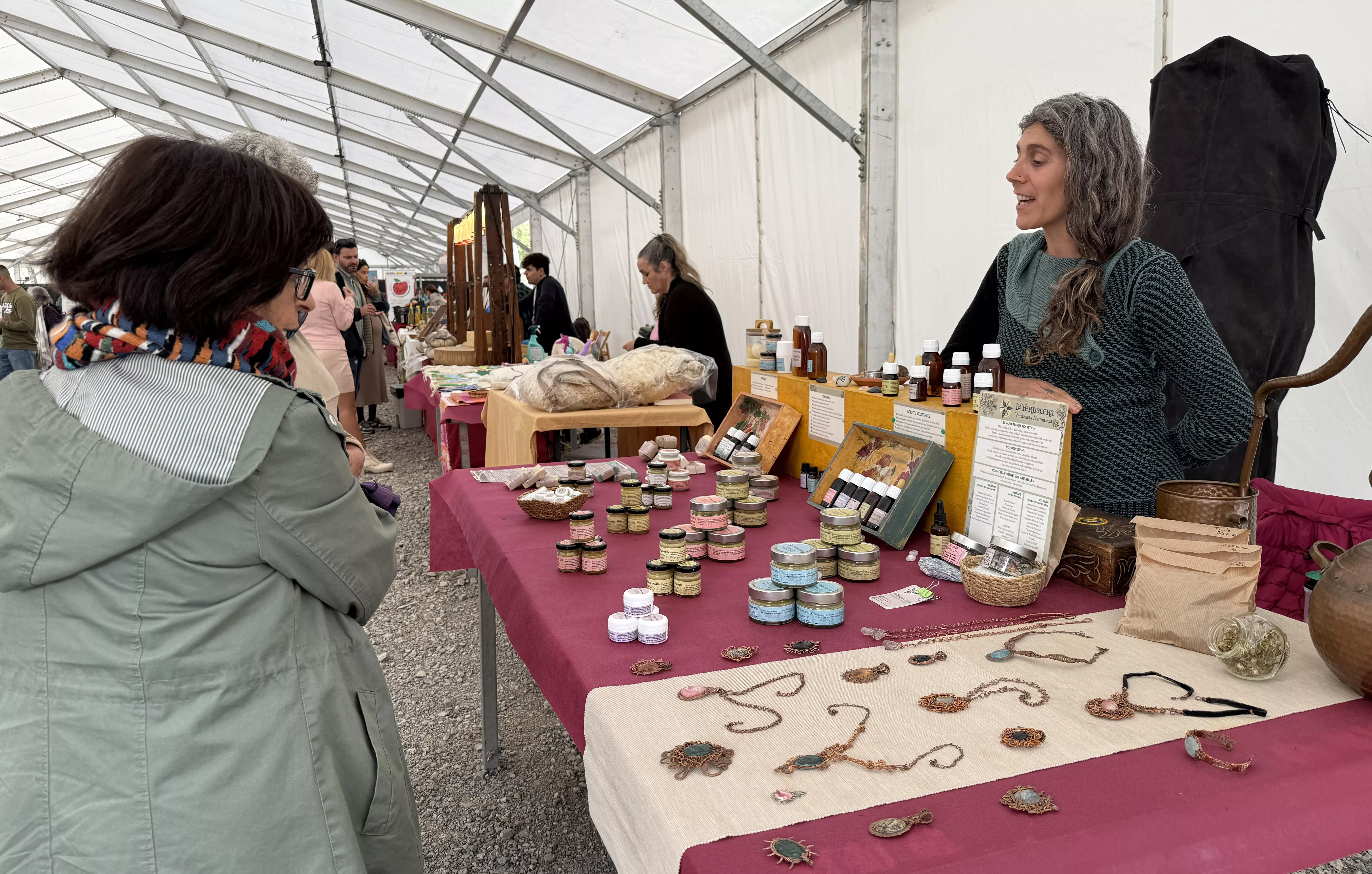 Puesto de complementos y cosmética natural.
