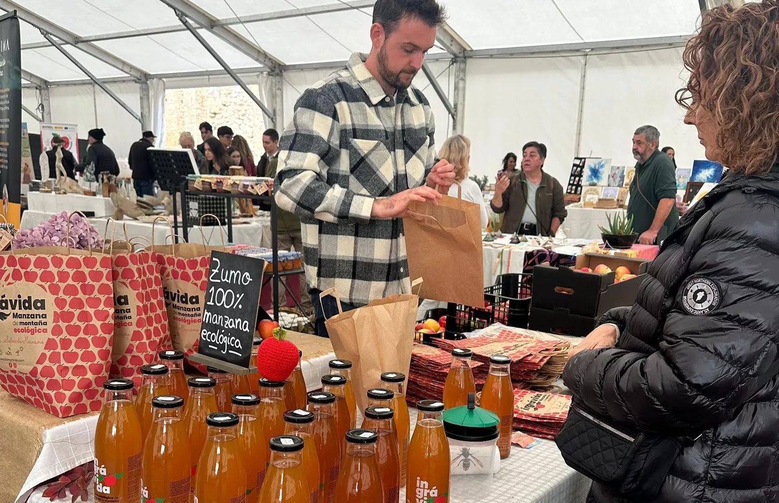 Puesto de zumo de manzana ecológica.