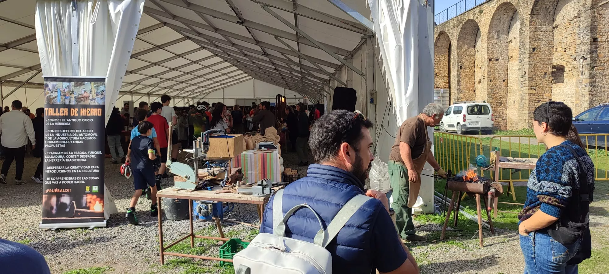 Taller de hierro en la zona exterior de la carpa.