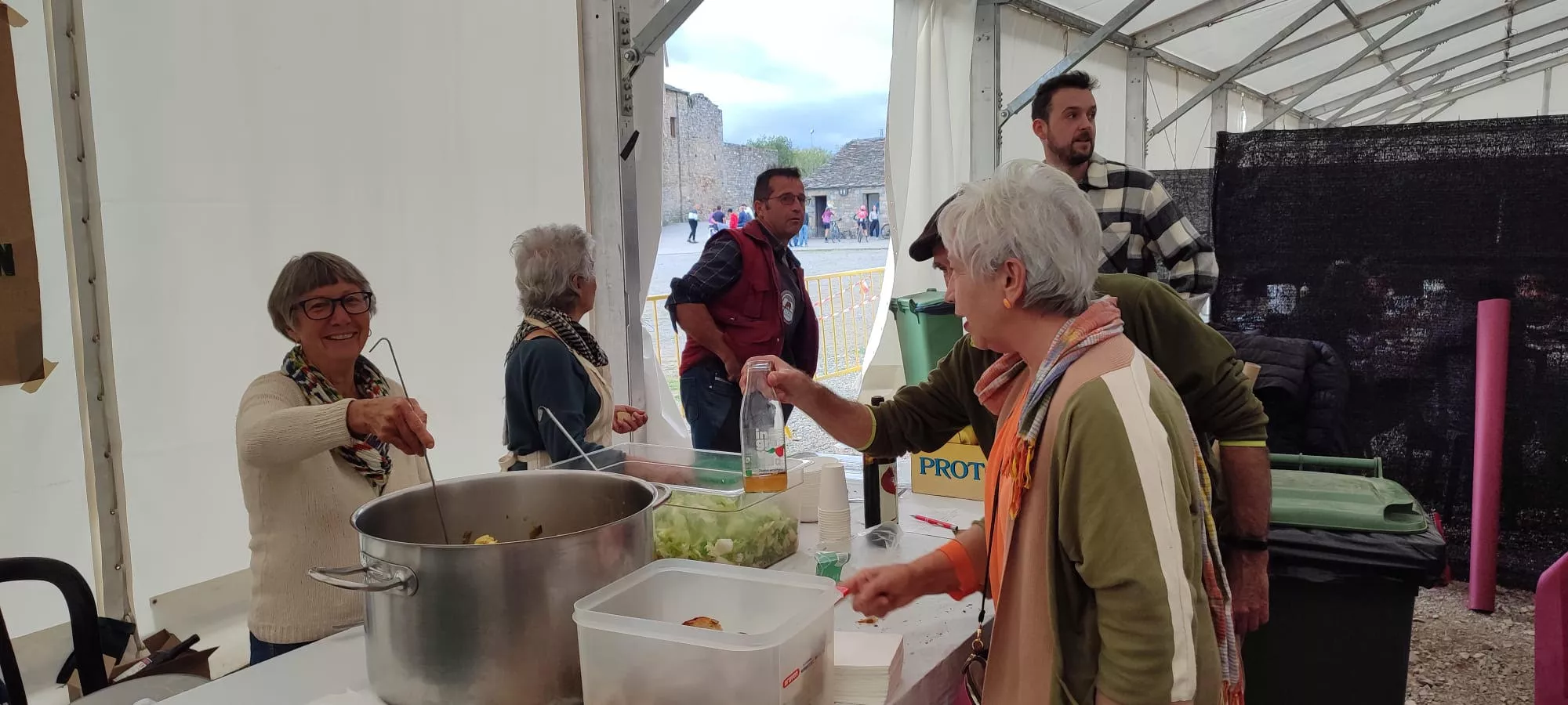 Voluntarias repartiendo guiso de garbanzos ecológicos en Follarasca.