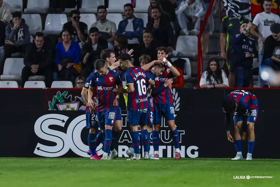 Los jugadores del Huesca celebran el gol de Enol ante el Albacete. Foto: LaLiga