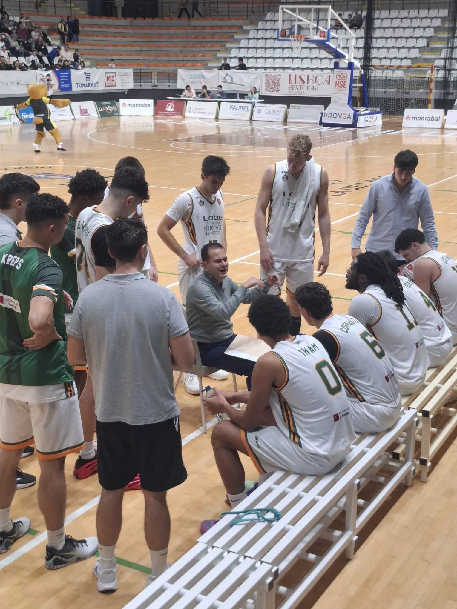 Rafa Sanz se dirige a sus jugadores Rafa Sanz se dirige a sus jugadores