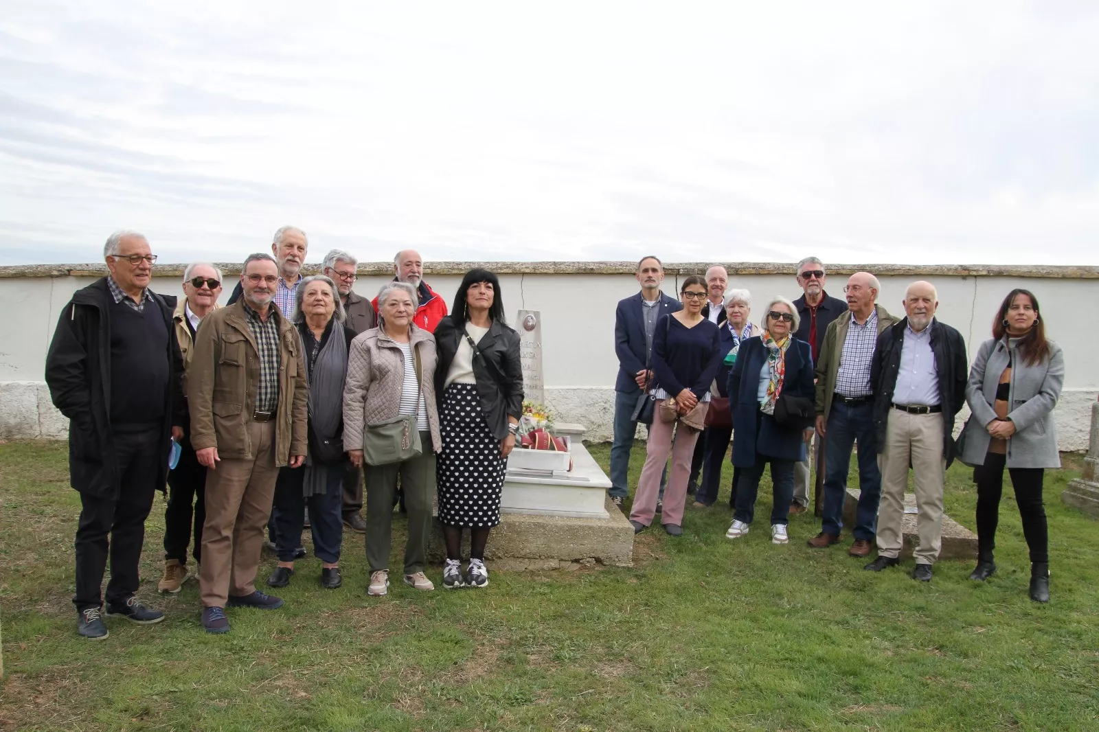 Una delegación socialista visita la tumba de Martín Ainsa Pinal. Foto Carlos Neofato Una delegación socialista visita la tumba de Martín Ainsa Pinal. Foto Carlos Neofato