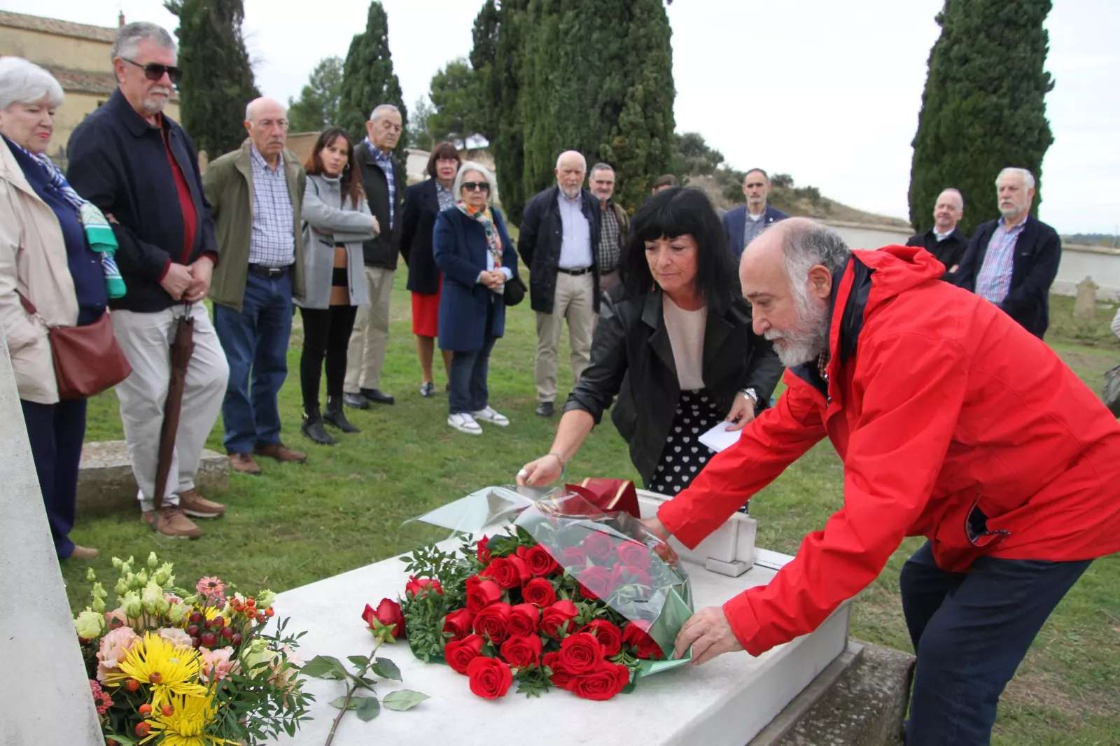  Visita el 1 de noviembre de una delegación socialista a la tumba de Martín Ainsa Pinal. Foto Carlos Neofato
