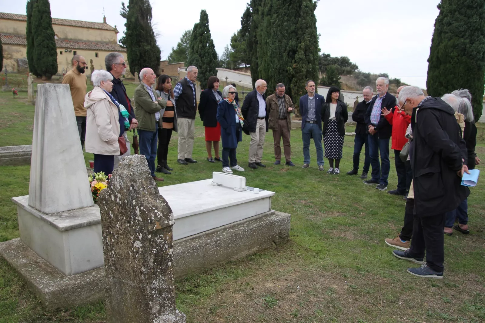  Visita el 1 de noviembre de una delegación socialista a la tumba de Martín Ainsa Pinal. Foto Carlos Neofato