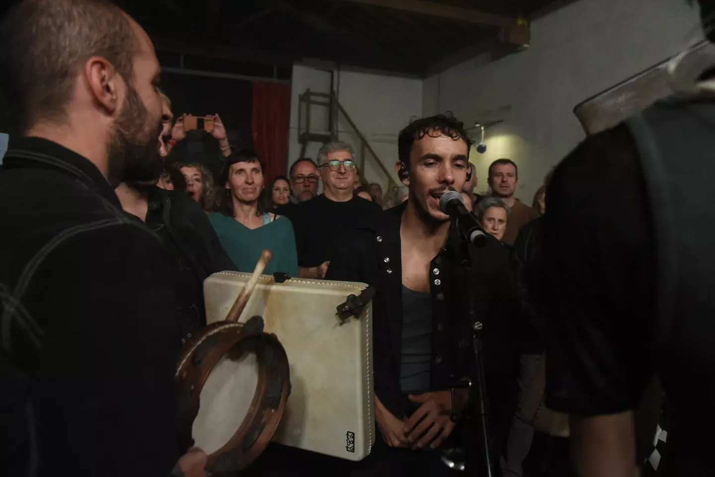 Primera velada musical de Extrarradios en la nave del SENPA de Ayerbe.