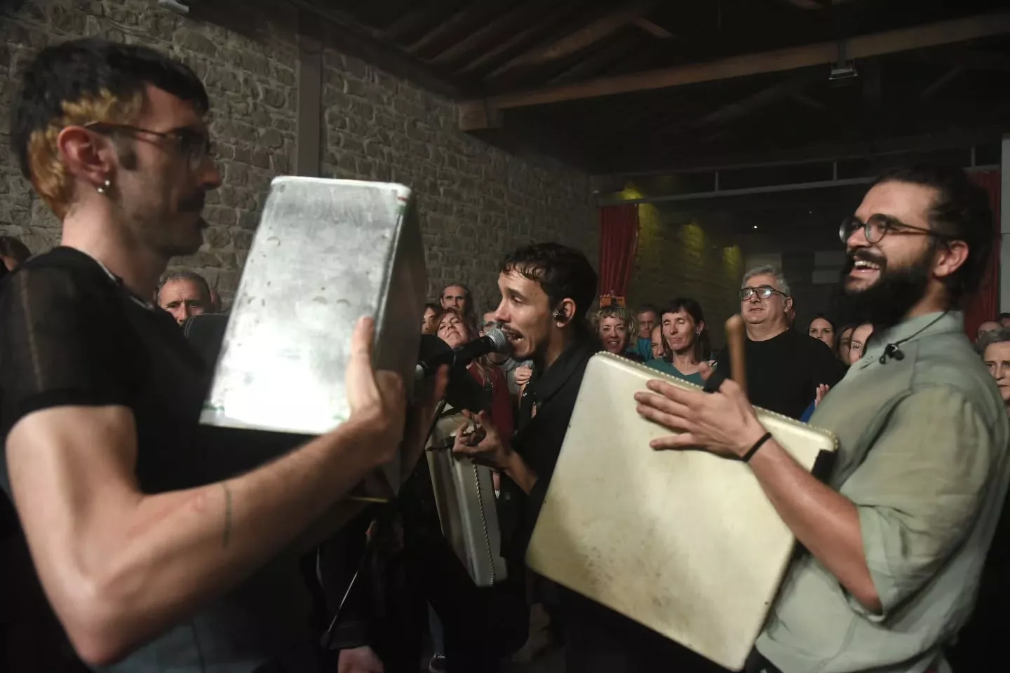 Primera velada musical de Extrarradios en la nave del SENPA de Ayerbe.