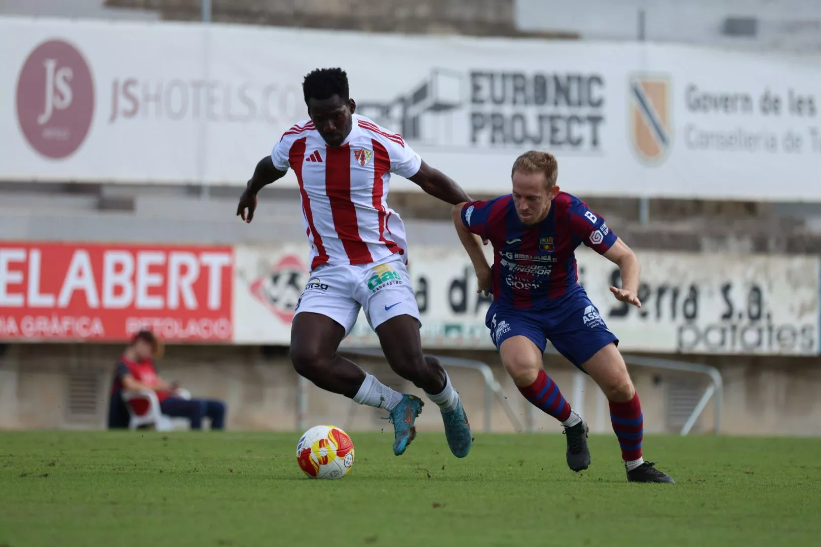 Ibra, jugador del Barbastro, en el partido ante el Poblense. Foto: Poblense