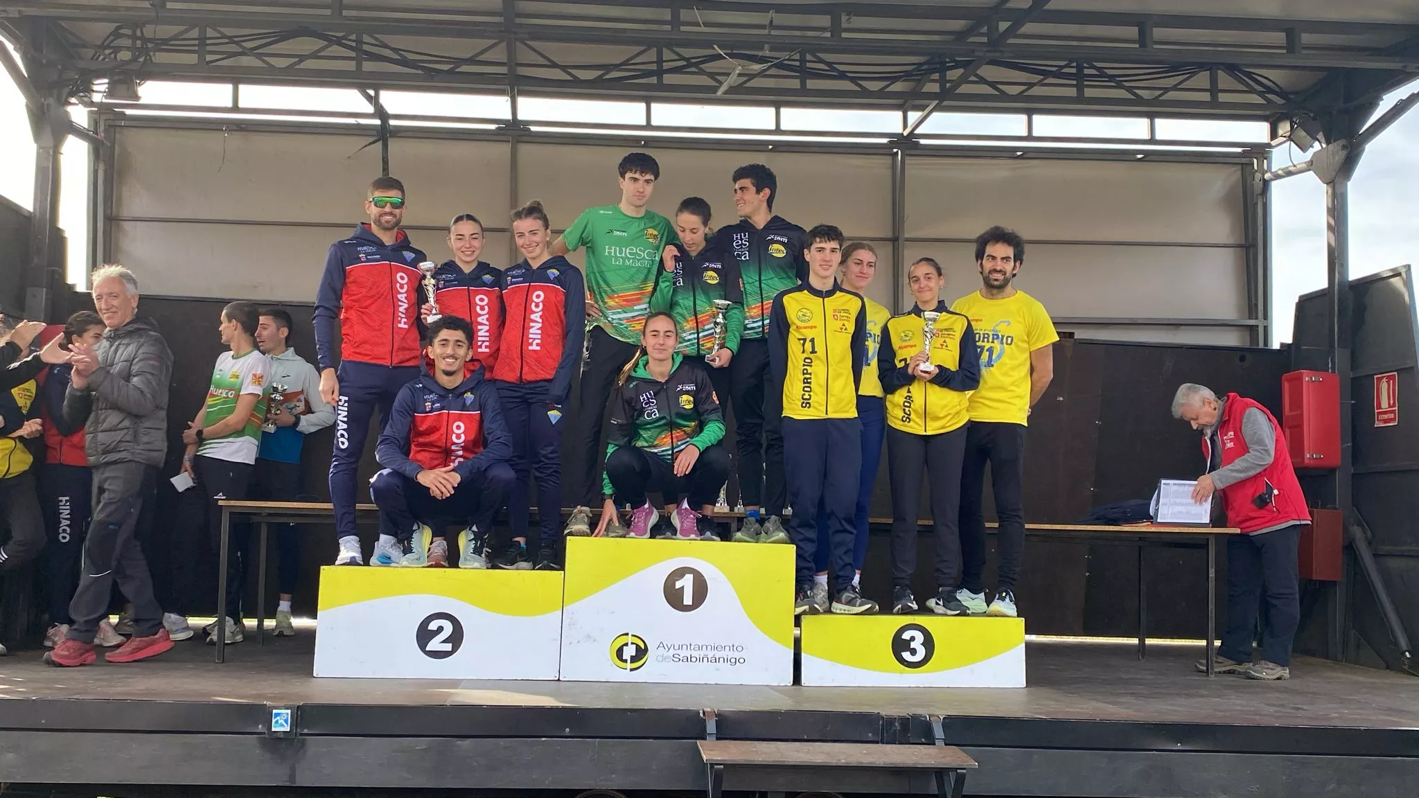 Podio relevos mixtos