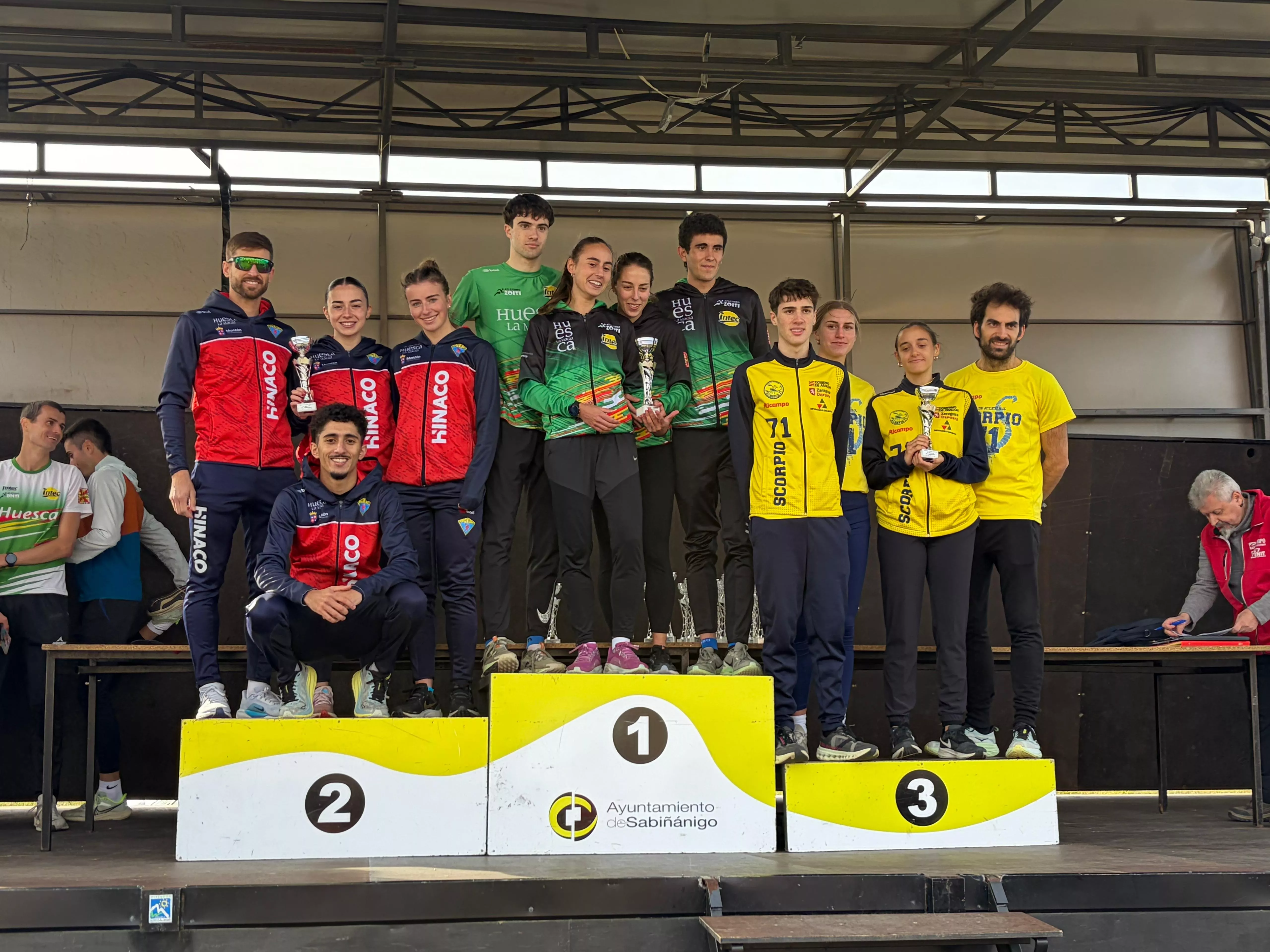 Podio relevos mixtos