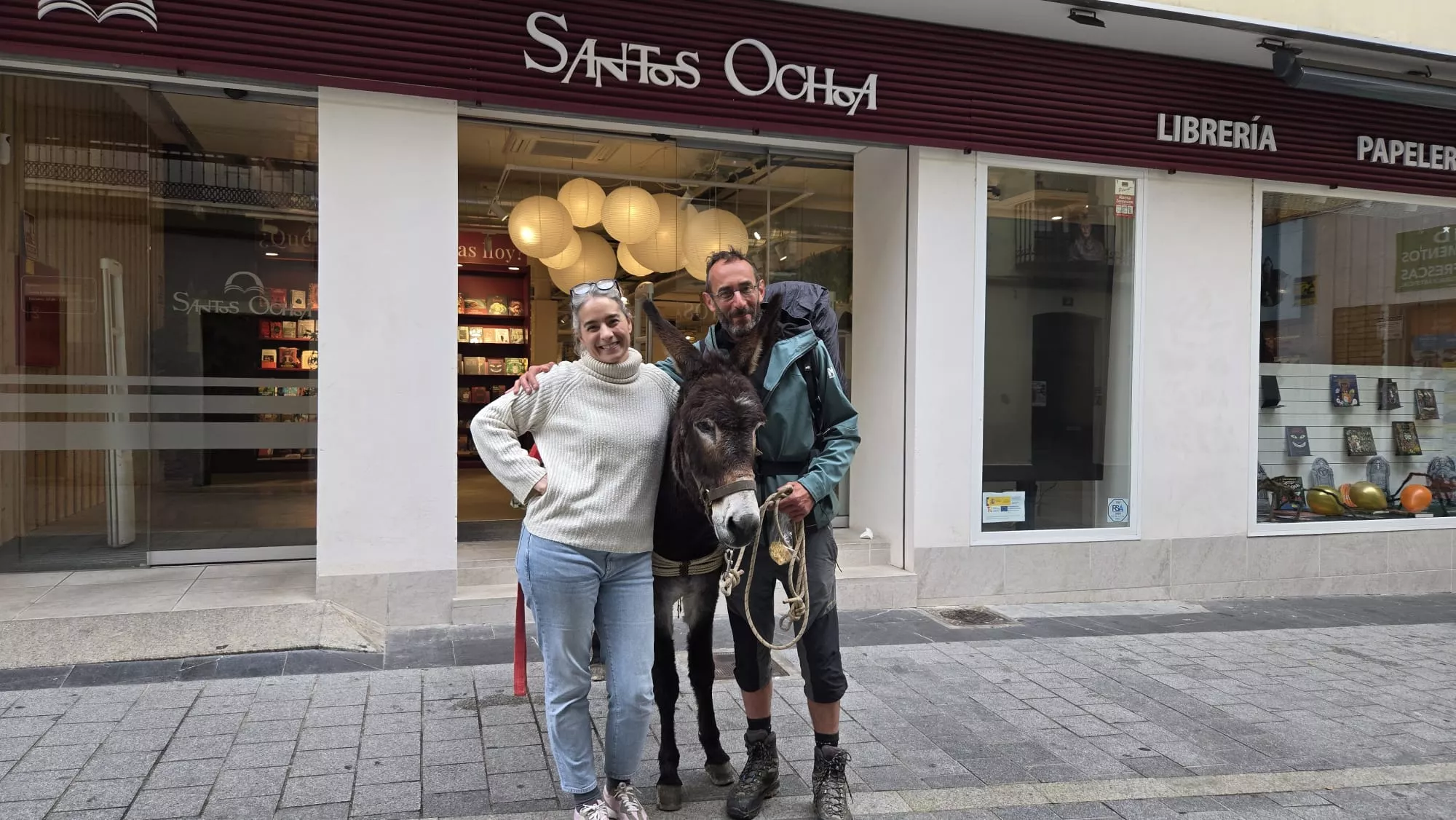 Arancha y Richard, con Aponie en perfecta pose