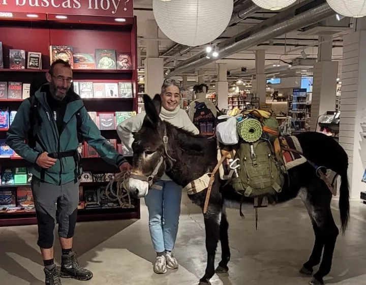 Richard, Arancha y Aponie en la librería Santos Ochoa