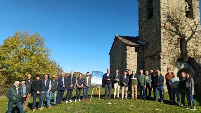 Foto con representantes institucionales de ayuntamientos y comarca Foto con representantes institucionales de ayuntamientos y comarca