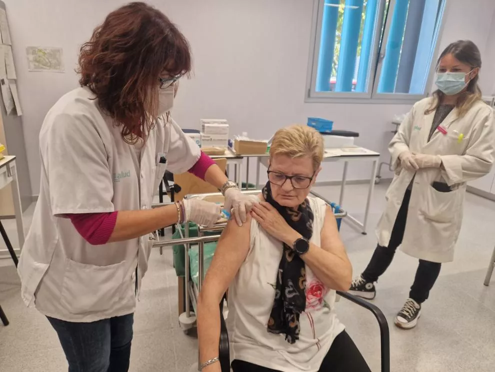 Comienza la vacuna contra la gripe a mayores de 60 años y contra la covid a los de más de 70