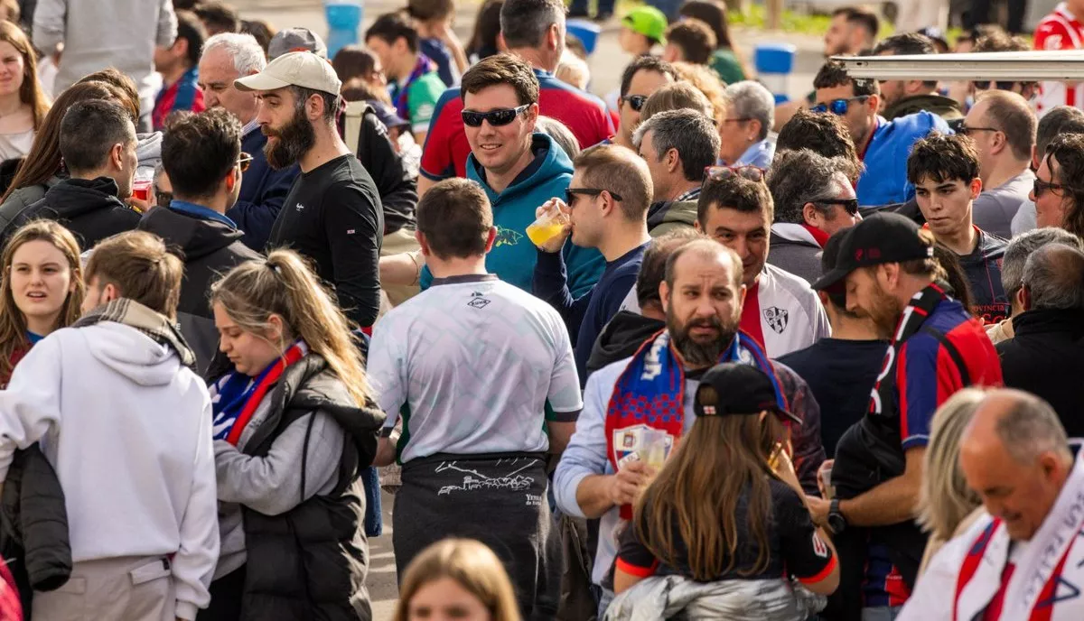 Afición del Huesca. El Huesca organiza una previa con paella y música antes del duelo contra el Andorra. Foto: SD Huesca