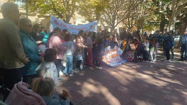 Concentración este lunes en la plaza Cervantes de familias del Pedro J. Rubio.
