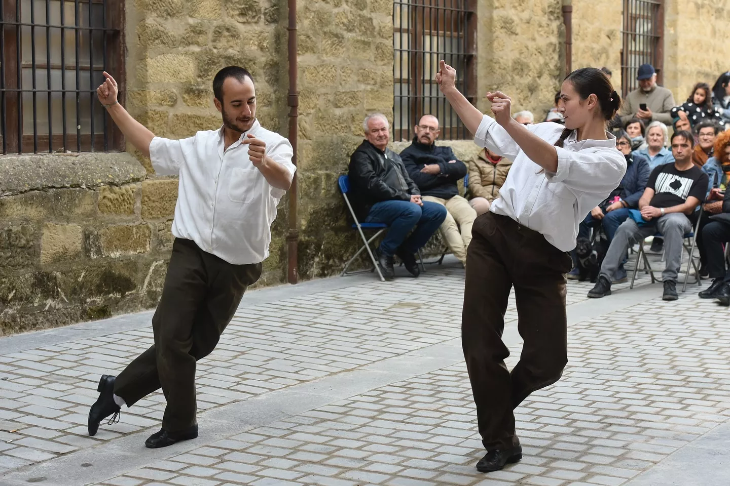 Actividades del último día de Extrarradios en Ayerbe.