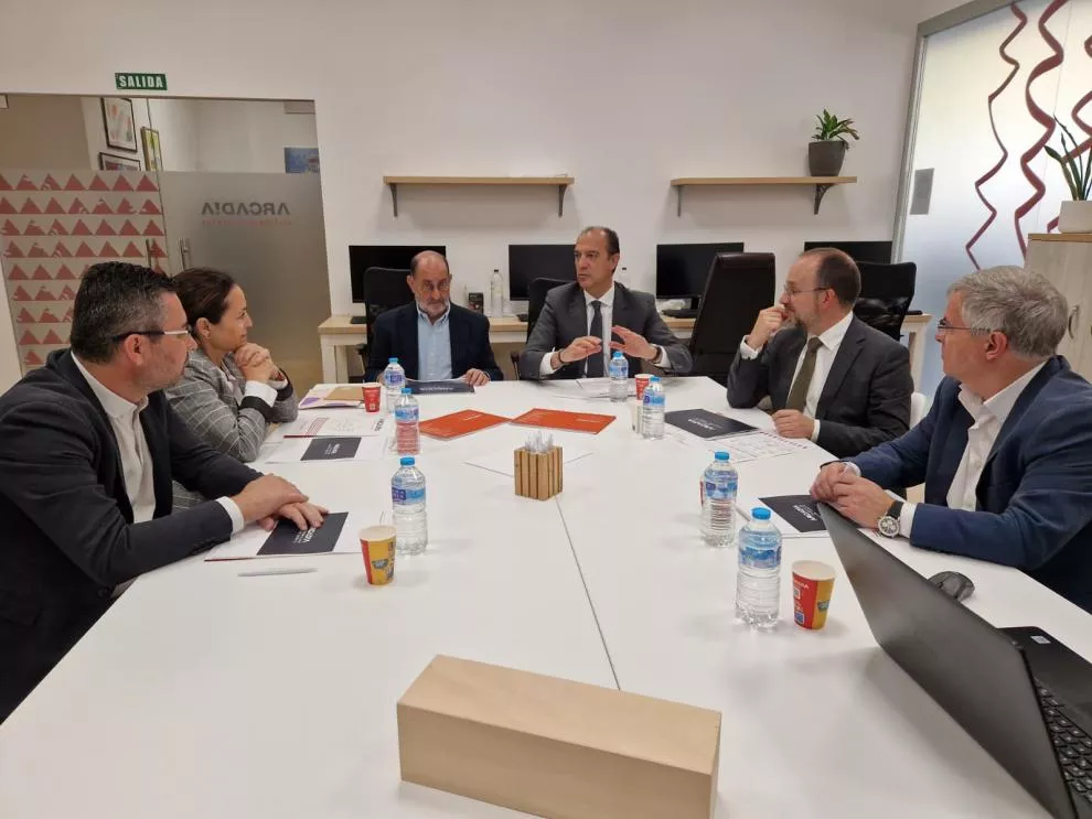 El consejero de Sanidad, José Luis Bancalero Flores, se ha reunido con los responsables de la Fundación Agustín Serrate en Arcadia