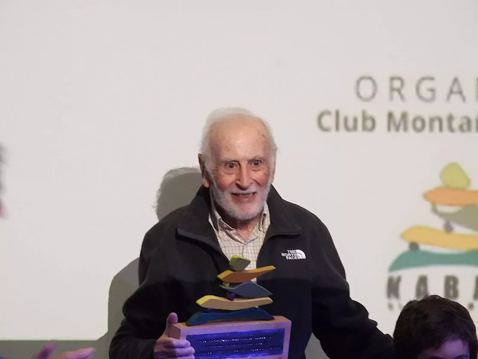 Eduardo Martínez de Pisón con el trofeo del Club Nabaín Eduardo Martínez de Pisón con el trofeo del Club Nabaín