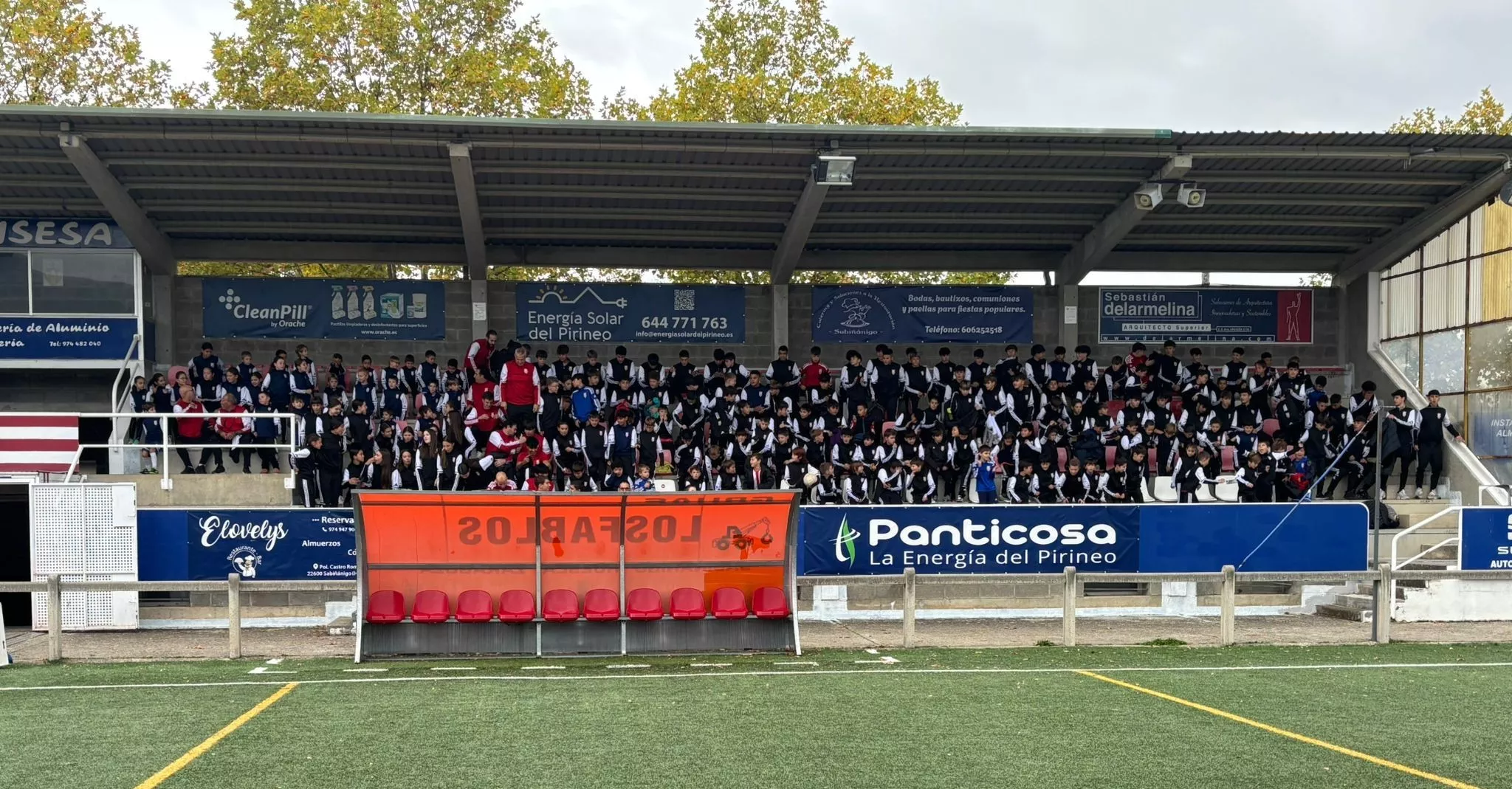 Foto de familia de la AD Sabiñánigo Fútbol Base. Foto: Noticias Cantera