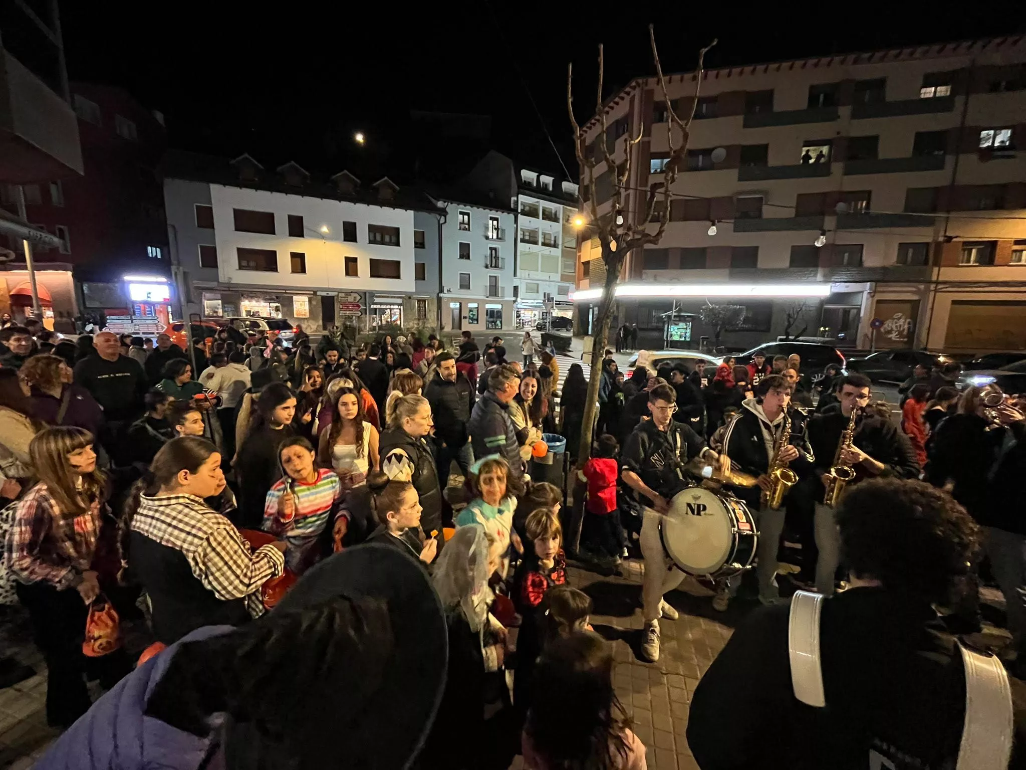 Ambiente en el cruce durante la charanga en Aínsa Ambiente en el cruce durante la charanga en Aínsa