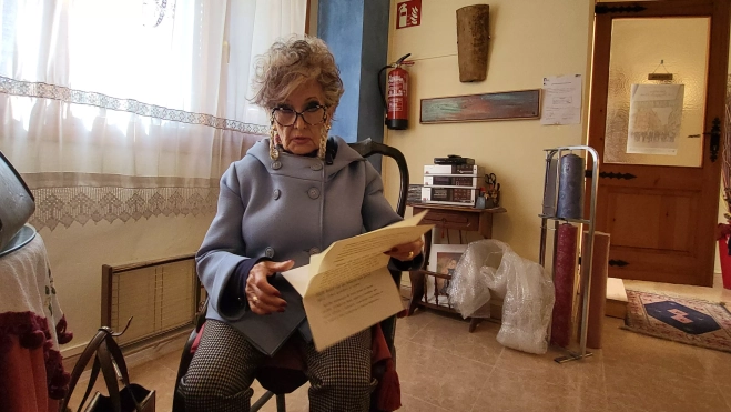 Ana María Pueyo con la carta dirigida a los vecinos de Zaidín. Foto Mercedes Manterola Ana María Pueyo con la carta dirigida a los vecinos de Zaidín. Foto Mercedes Manterola