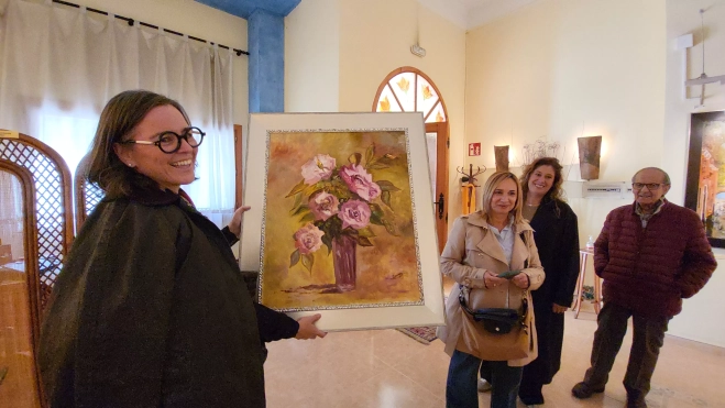 María José Vicente muestra el cuadro donado por la artista. Foto Mercedes Manterola María José Vicente muestra el cuadro donado por la artista. Foto Mercedes Manterola