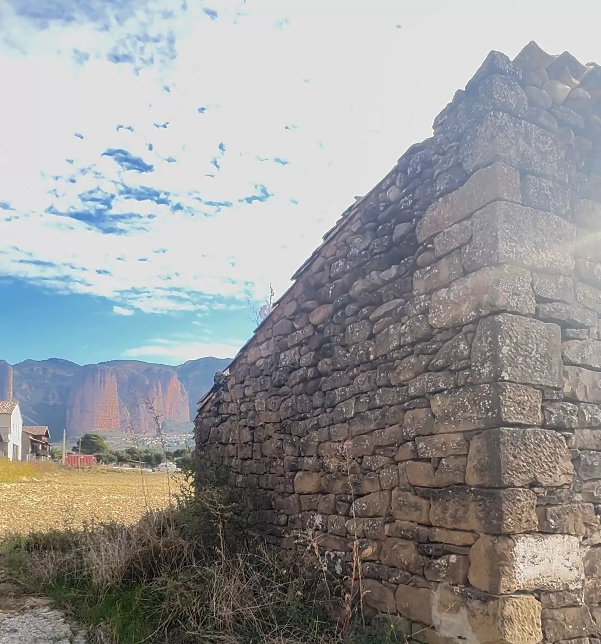 Pajar que sale a subasta en Murillo de Gállego.