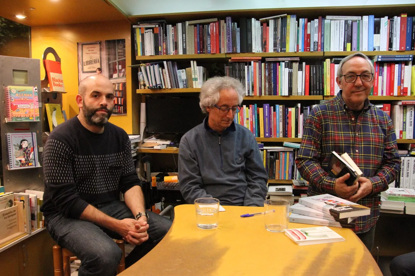 Pablo Batalla, Enrique Salamero y José María Aniés, en la presentación del libro La bandera en la cumbre. Carlos Neofato