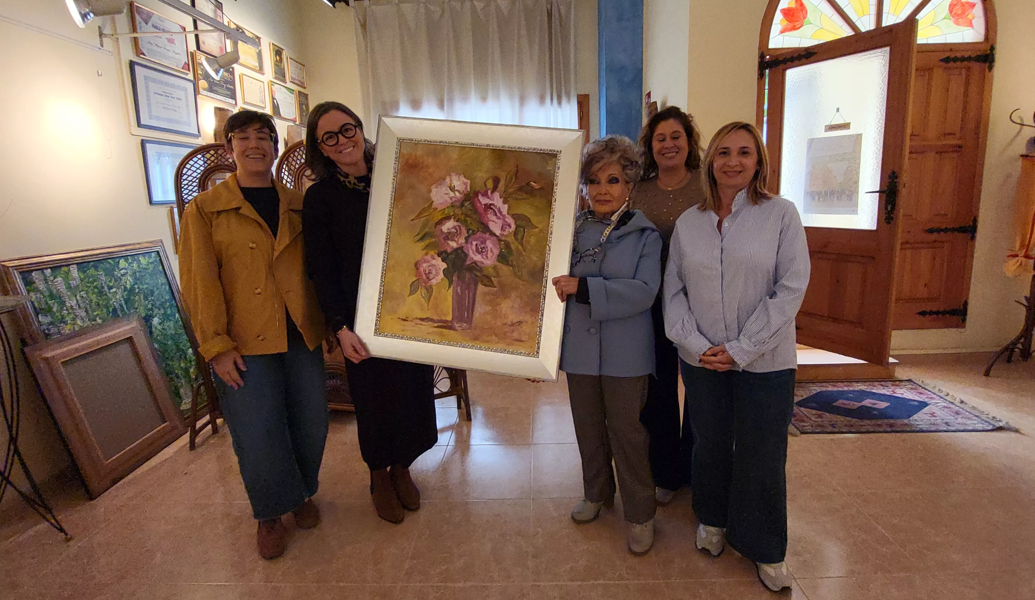 Ana María Pueyo dona una de sus obras premiadas a Zaidín. Foto Mercedes Manterola