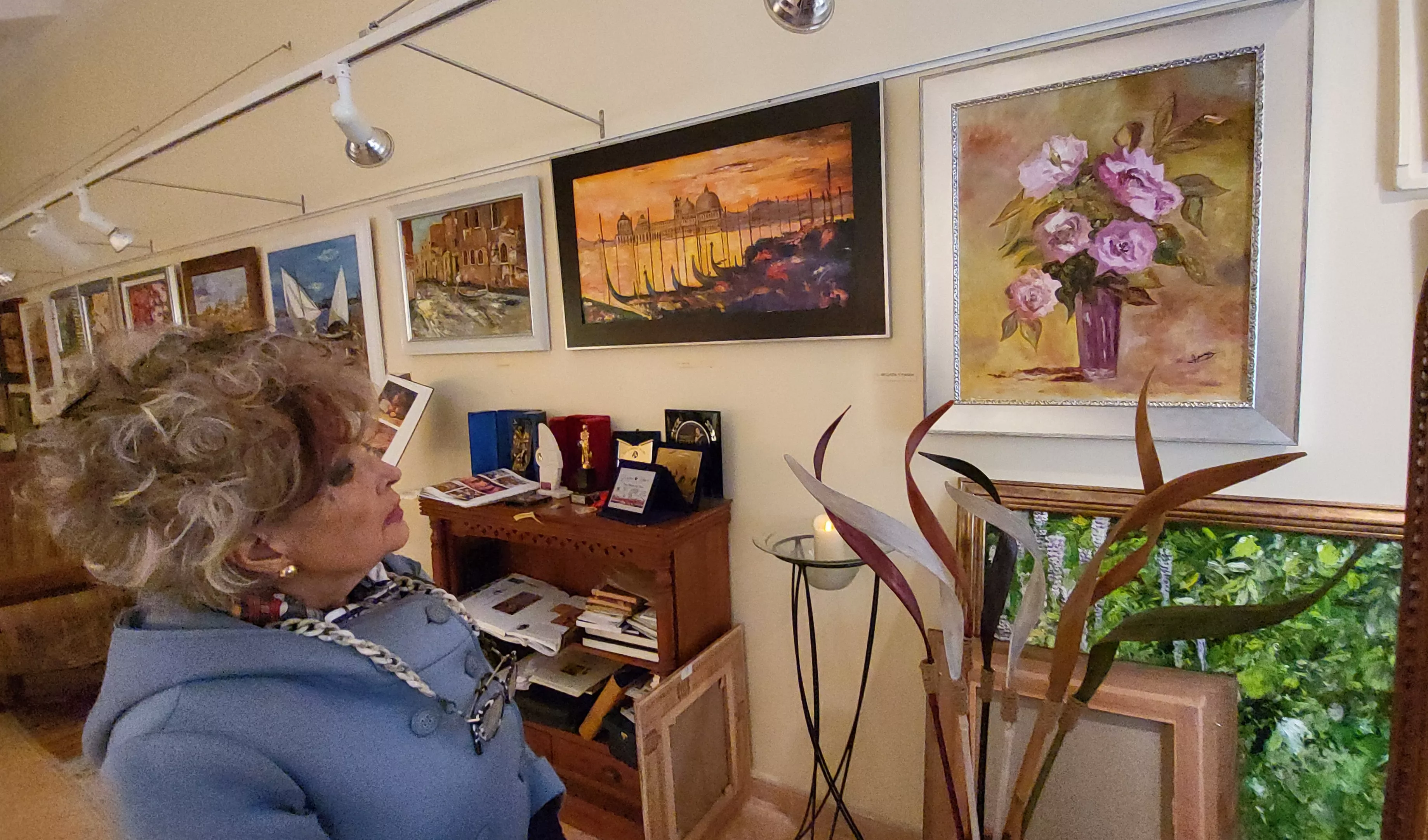 Ana María Pueyo dona una de sus obras premiadas a Zaidín. Foto Mercedes Manterola