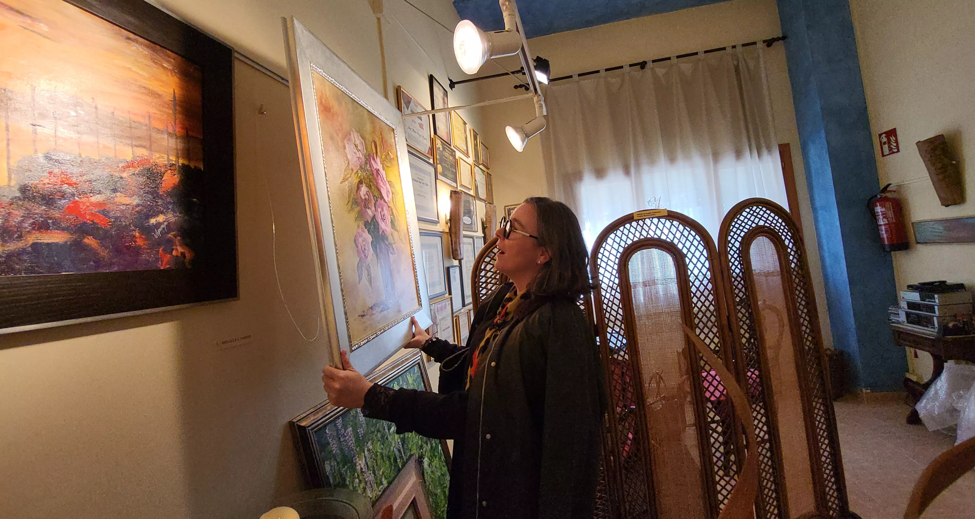 Ana María Pueyo dona una de sus obras premiadas a Zaidín. Foto Mercedes Manterola