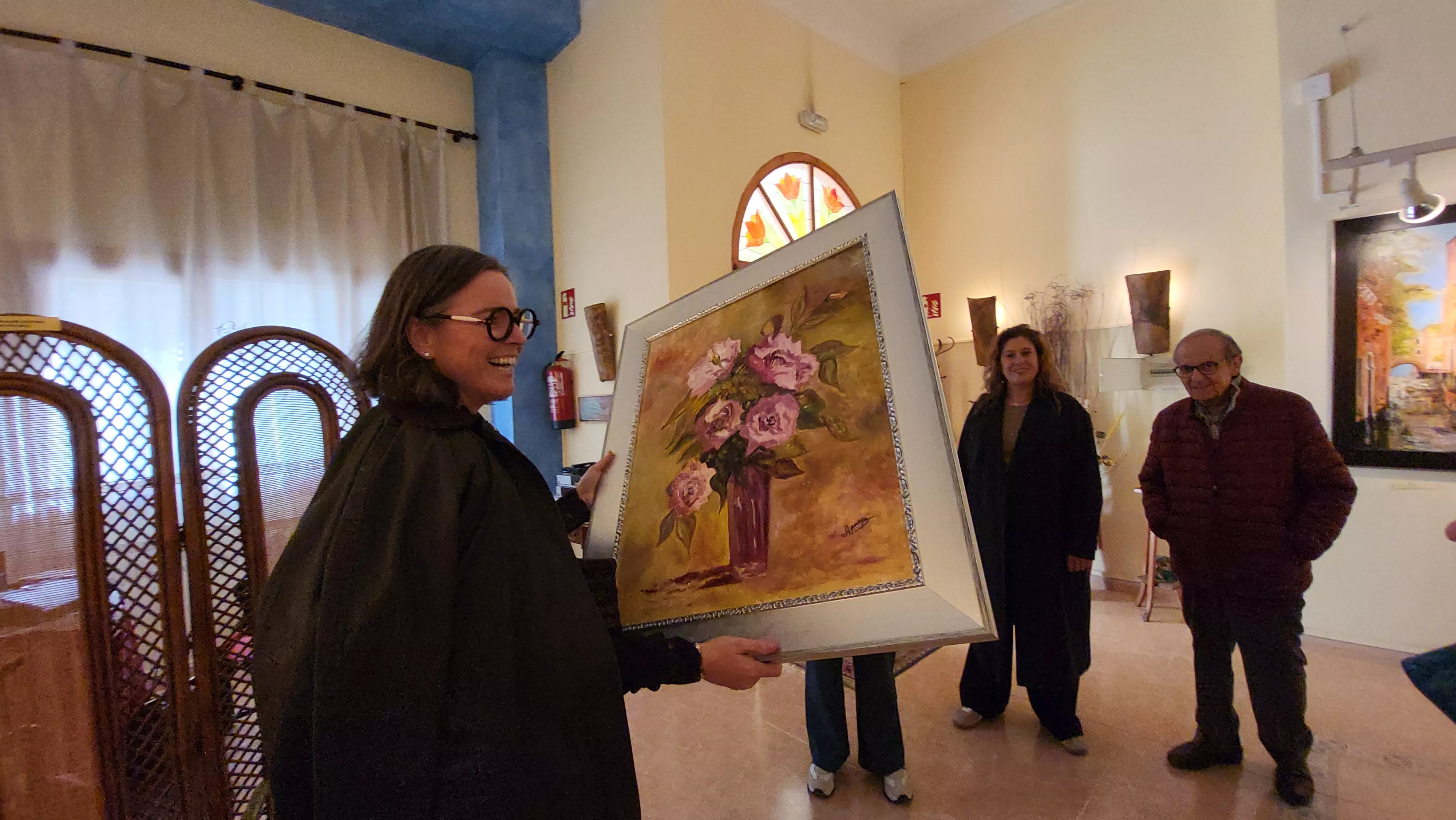 Ana María Pueyo dona una de sus obras premiadas a Zaidín. Foto Mercedes Manterola