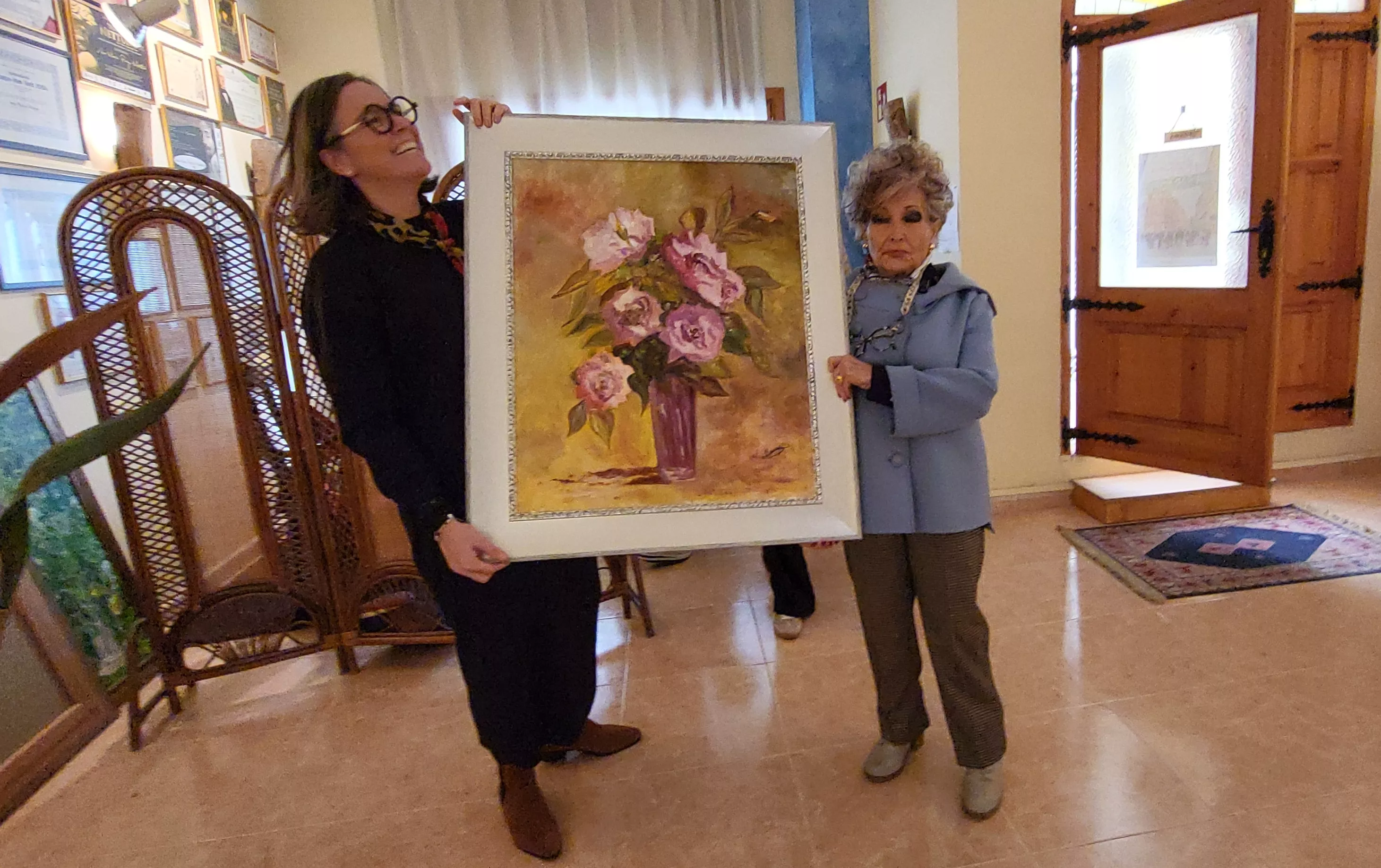 Ana María Pueyo dona una de sus obras premiadas a Zaidín. Foto Mercedes Manterola