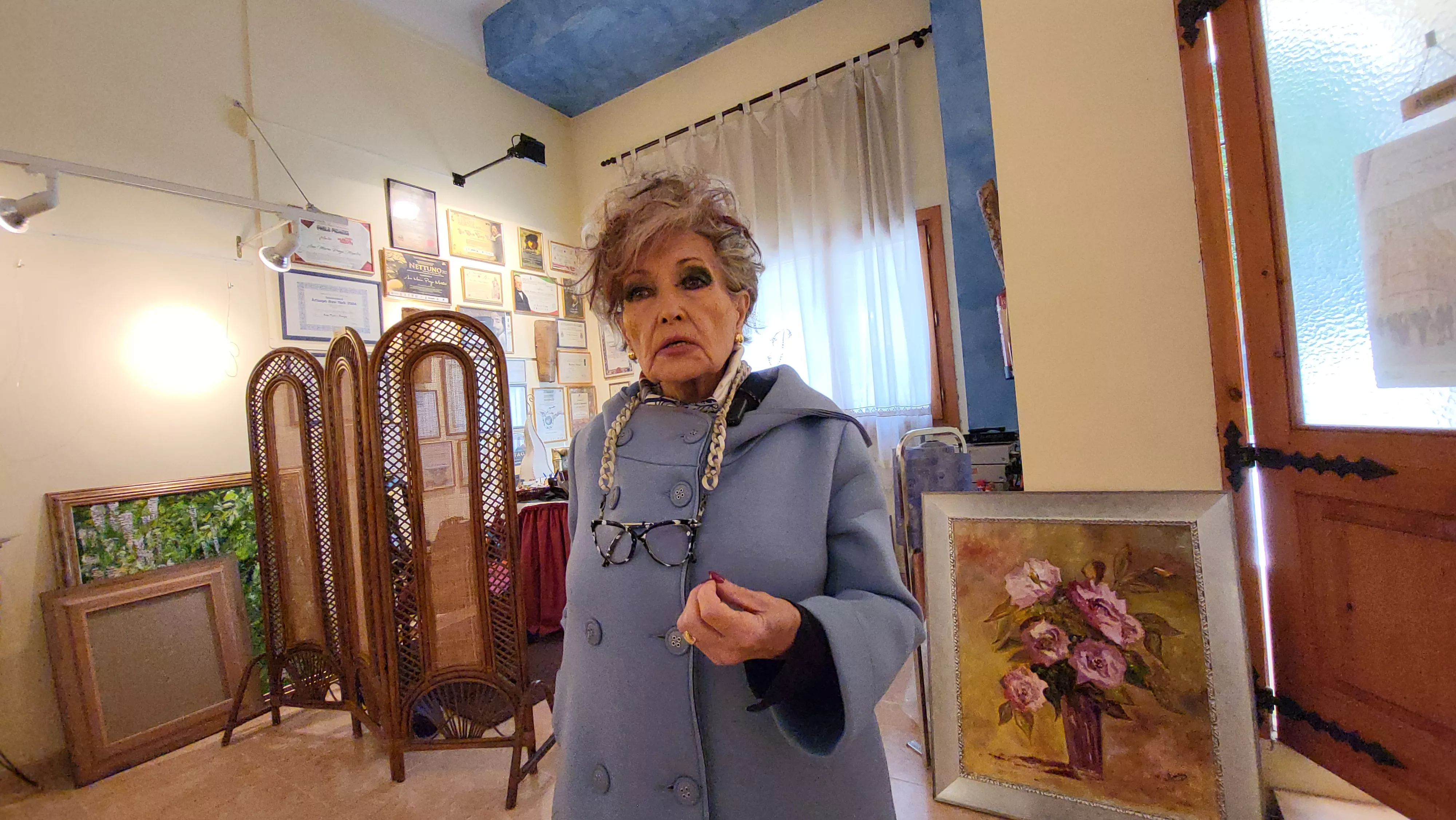 Ana María Pueyo dona una de sus obras premiadas a Zaidín. Foto Mercedes Manterola