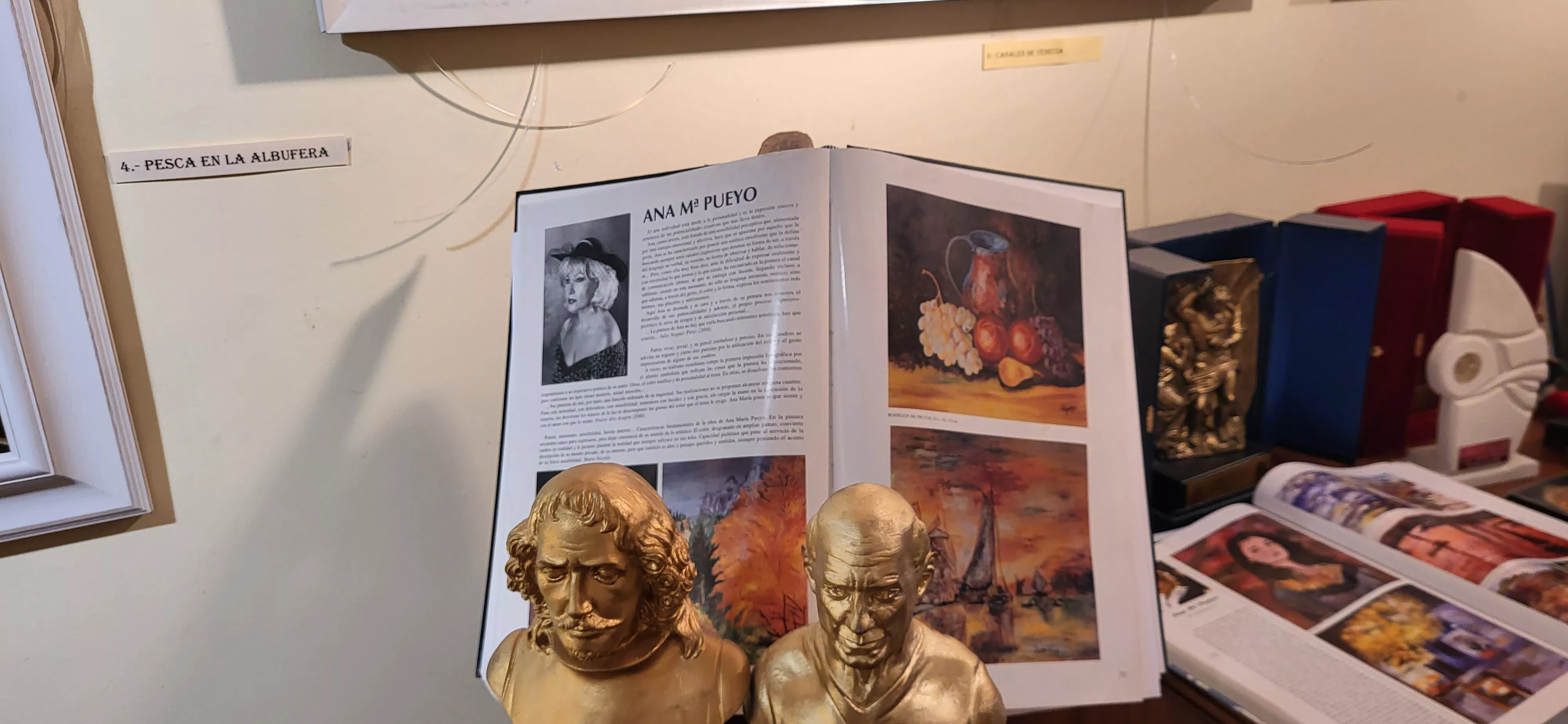 Ana María Pueyo dona una de sus obras premiadas a Zaidín. Foto Mercedes Manterola