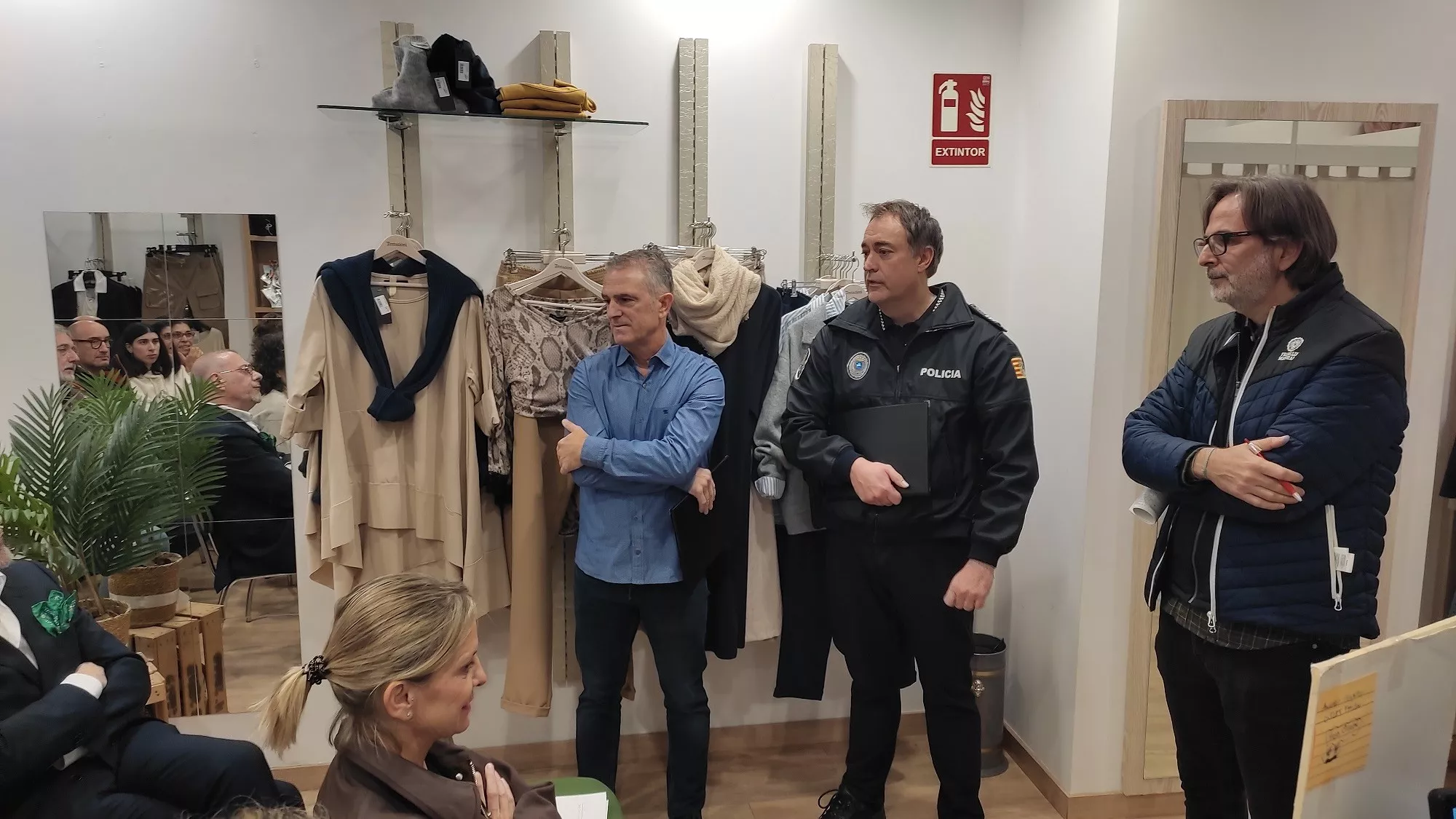 El concejal Iván Rodríguez y representantes de la Policía Local en el Café del Comercio en Tentazioni El concejal Iván Rodríguez y representantes de la Policía Local en el Café del Comercio en Tentazioni