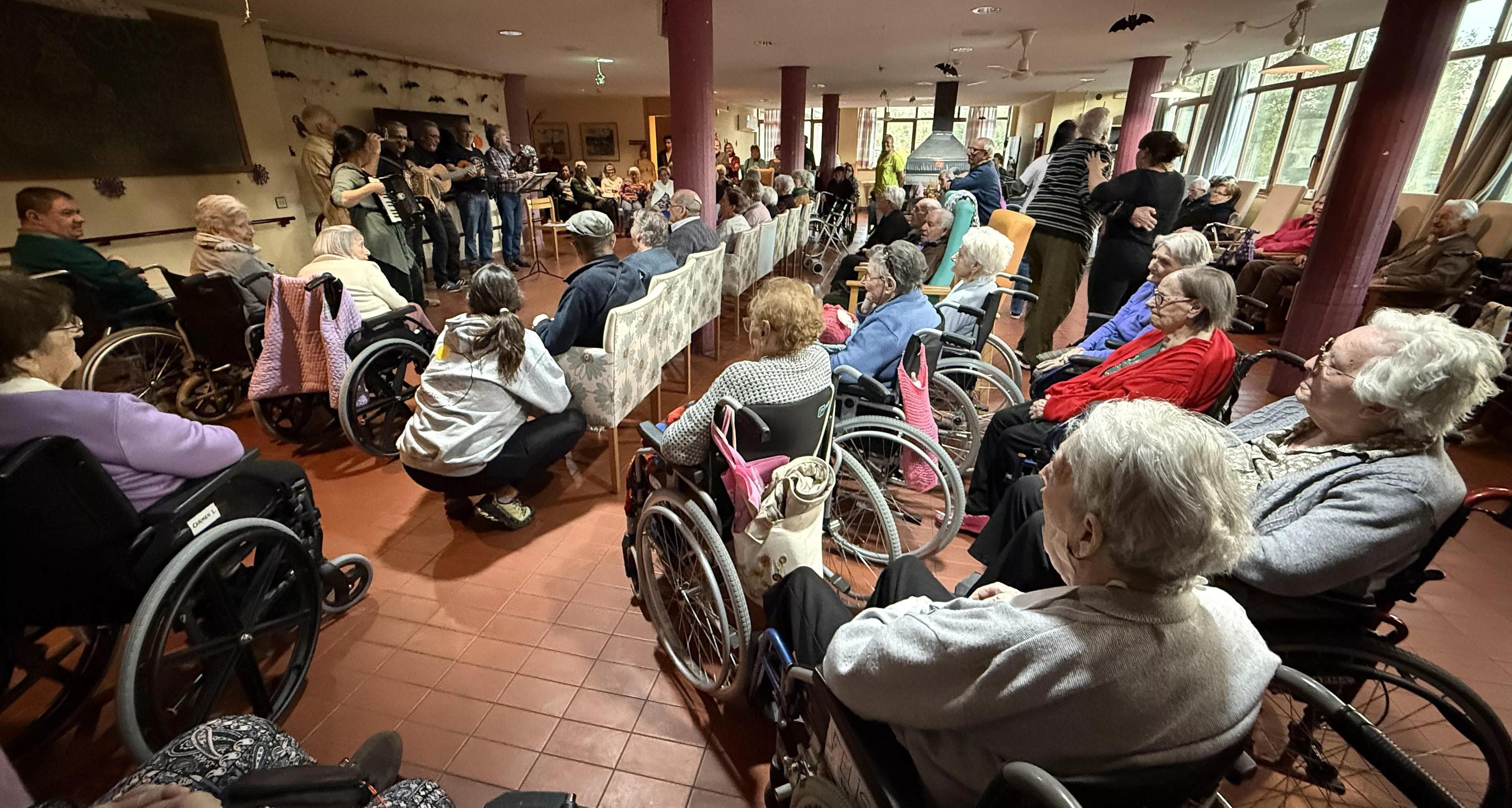 El salón de la residencia a rebosar durante la actuación de La Ronda de Boltaña.